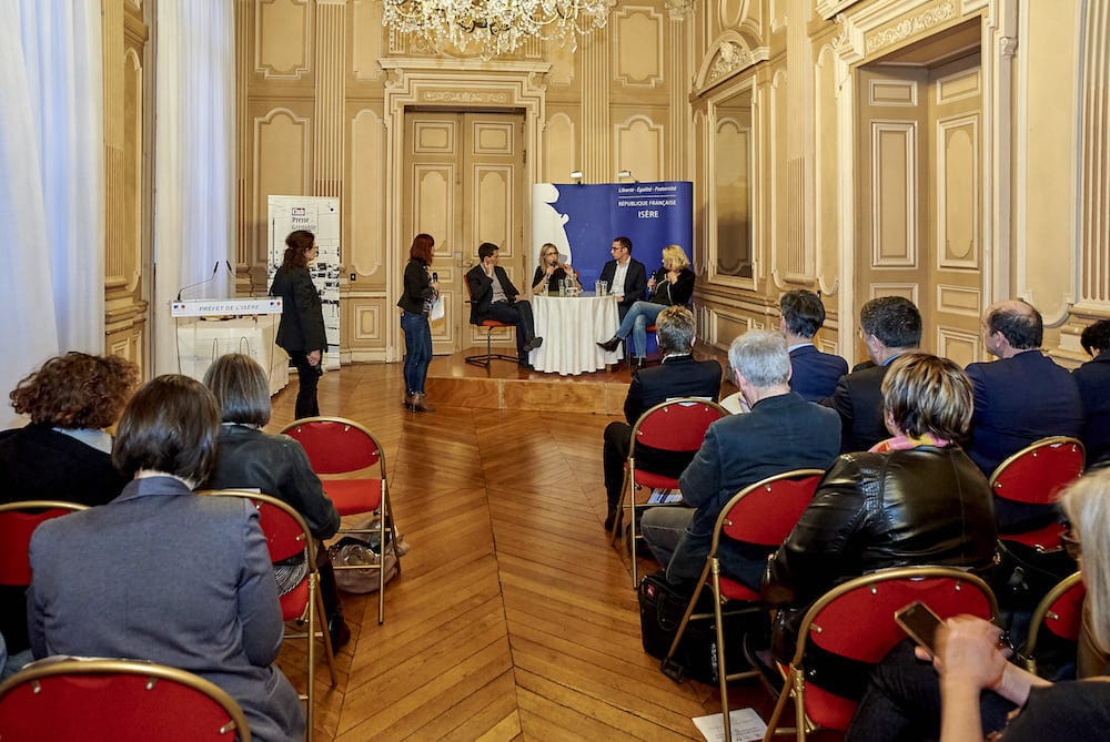 Julie Hainaut reçoit un prix le 23 mars 2018 à Grenoble. Thème du débat "Mobilisés contre le racisme et l'antisémitisme". DR