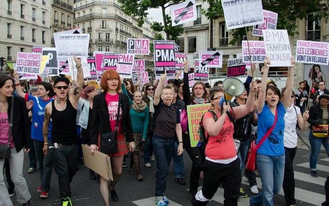 Marche des fiertés en 2003, mené par le collectif OUI OUI OUI en faveur du mariage pour tous.