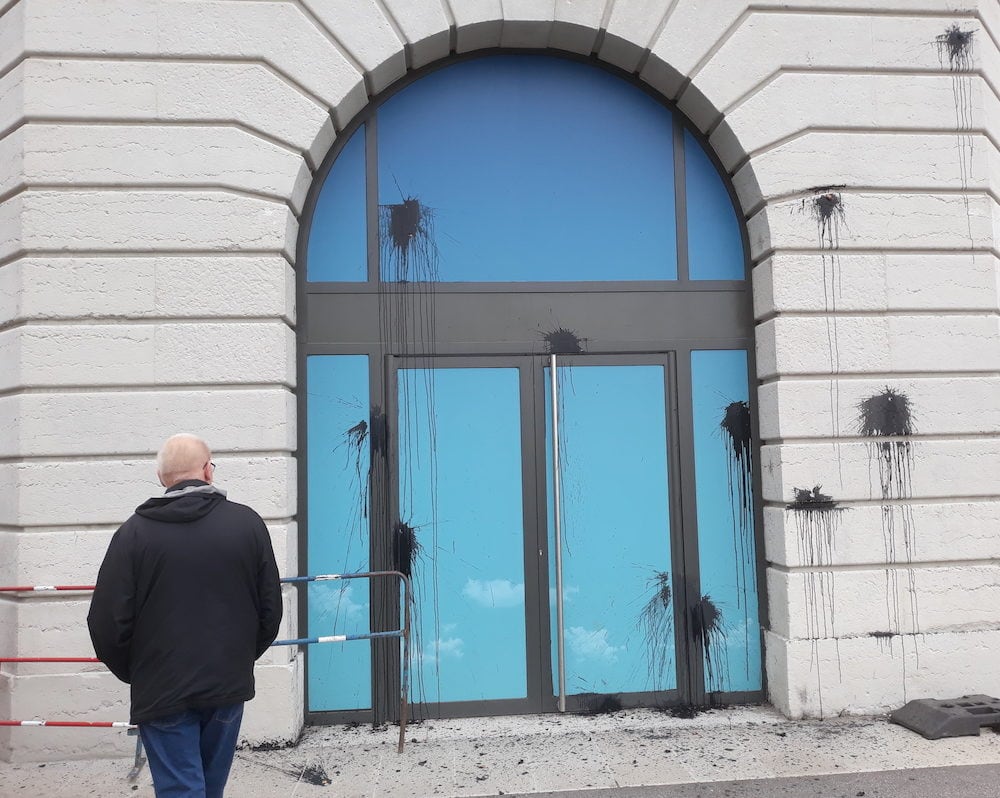 Défilé du 1er mai à Lyon. La peinture noire sur la façade de l'Hôtel Dieu. ©LB/Rue89Lyon