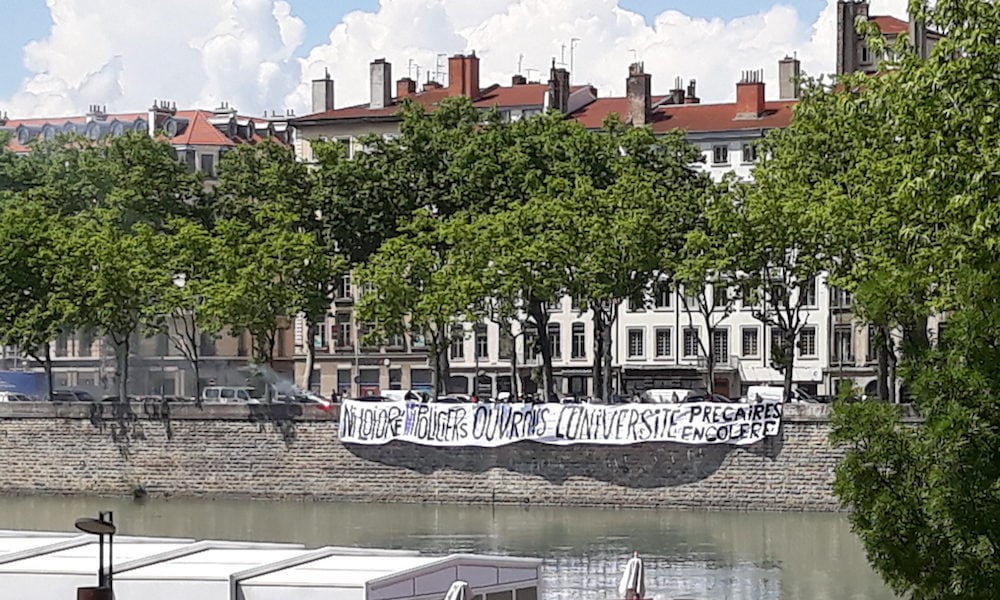 Lors de la manif de la fonction publique du 22 mai à Lyon, on comptait encore environ 200 étudiants, essentiellement dans le cortège de tête. A la fin du défilé, une banderole de plusieurs dizaines de mètres à été déployée sur le quai Jules Courmont, face aux manifestants. ©LB/Rue89Lyon