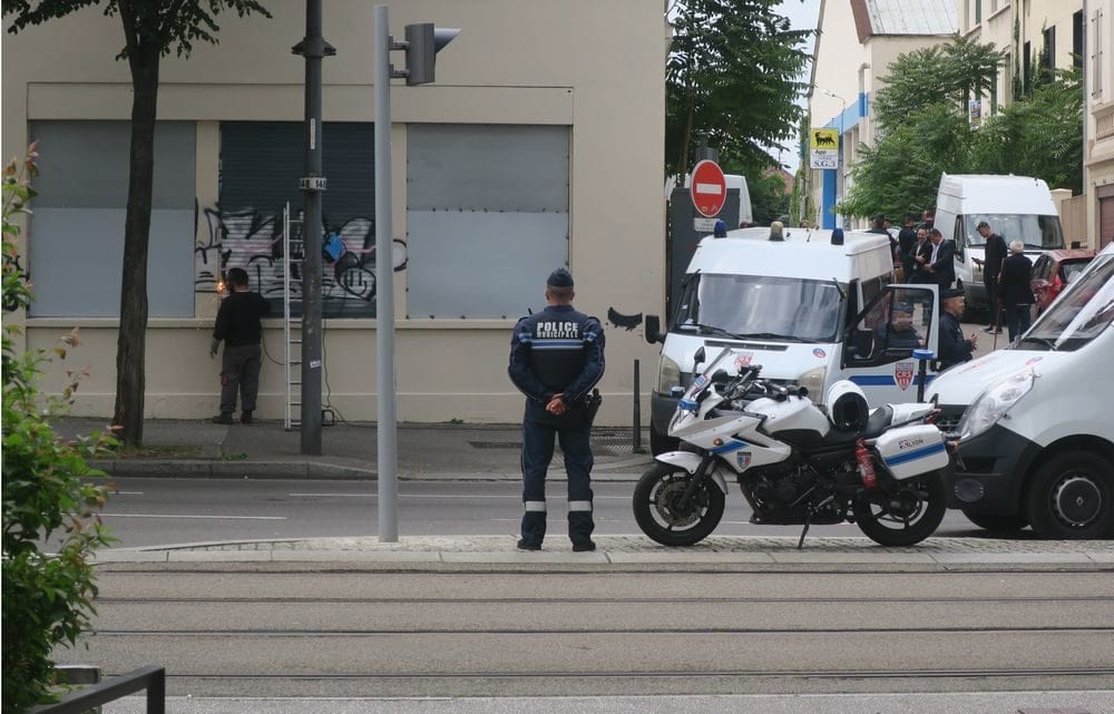 Pour "sécuriser" le squat "la Cabane", la Ville de Lyon a fait posé des panneaux en acier aux fenêtres. ©Pierre Petitcolin