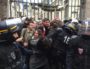 Les étudiants mobilisés effectuant la chaîne devant l'entrée du campus rue Chevreul. ©SP/Rue89Lyon
