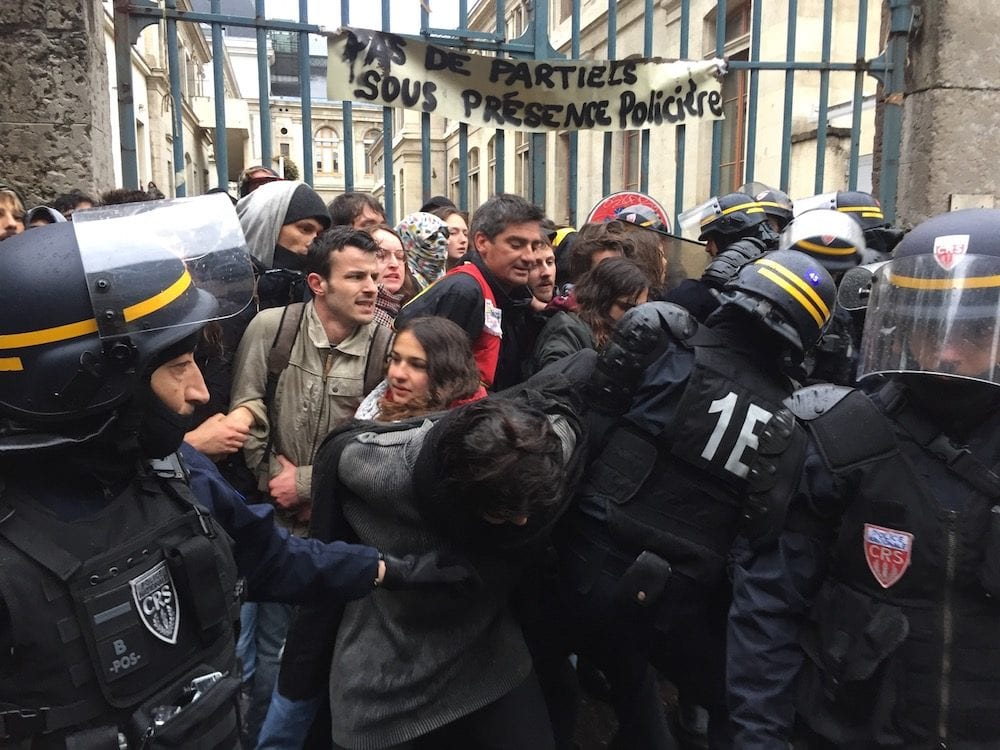 Les étudiants mobilisés effectuant la chaîne devant l'entrée du campus rue Chevreul. ©SP/Rue89Lyon