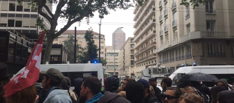 A Lyon, une petite manif étudiante « parquée » par les CRS