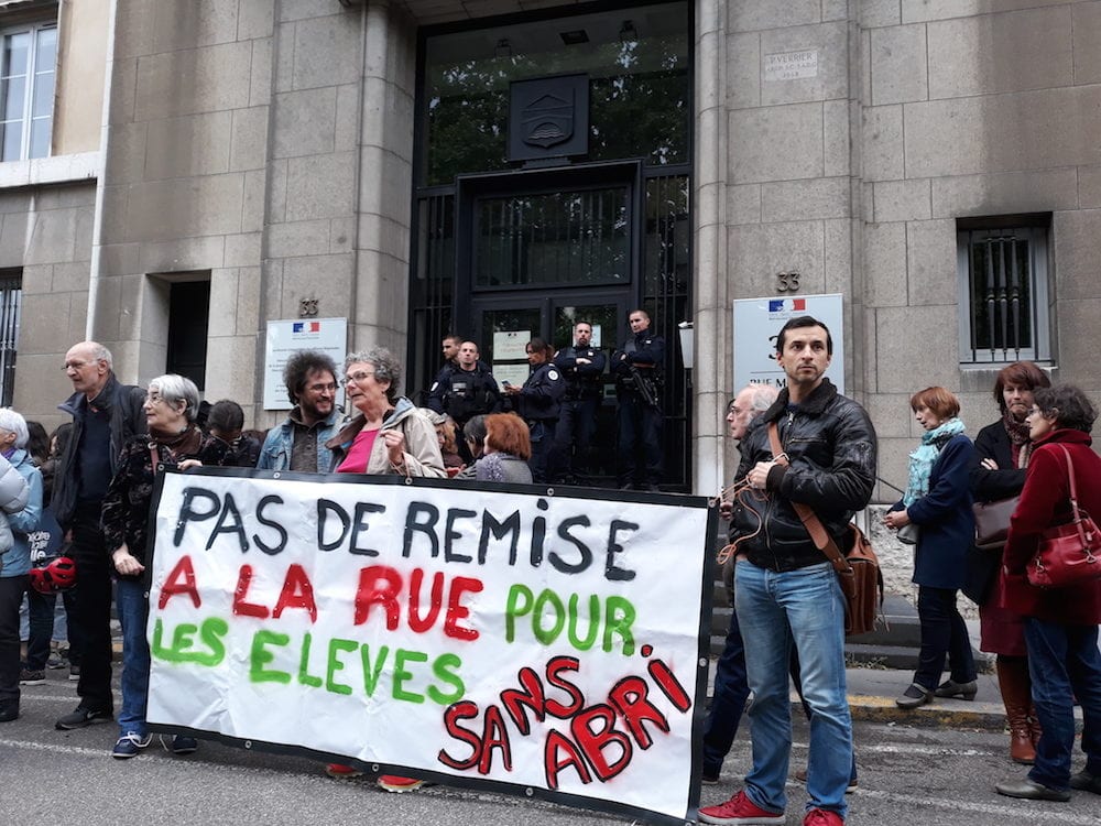 Lundi 14 mai, une quarantaine de personnes se sont rassemblées devant la Direction départementale de la cohésion sociale (DDCS) du Rhône, à l'initiative du collectif "Jamais sans toit", pour protester contre les remises à la rue à la suite de la fin du plan froid. ©LB/Rue89Lyon