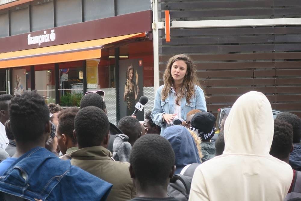 Clélie Mercier, militante du collectif "copain des migrants", invitant les mineurs isolés à se rendre au centre d'accueil de la Sarra.