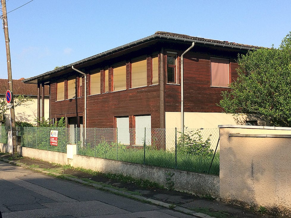 L’ex-squat de la rue Léon Bourgeois à Bron (au bord du parc de Parilly). ©DR Jean-Paul Vilain, président de la CUM : « C’est typiquement le cas d'un bâtiment propriété de l'Etat (Maison ONF) qui a été longtemps en vente sans trouver d'acheteur. Il y a 3 ans, la CUM avait demandé à la Préfecture de le réquisitionner pour y installer des migrants SDF. Refus de la Préfecture, en lien avec la commune de Bron. On nous expliquait que ce n'était pas possible car il y avait un soit-disant projet de construction de « résidence sociale ». Ce bâtiment a été ensuite squatté pendant plus de deux ans par des familles albanaises qui ont fini par être expulsées à l'automne 2017. Ce lieu est à nouveau "sécurisé" et vide depuis ce moment alors que soit-disant la Métropole et la Maison de la Veille Sociale (MVS) cherchent partout des places d'hébergement ».