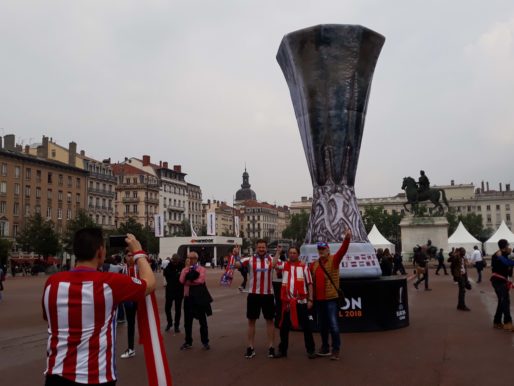 Des supporters de l'Atletico Madrid place Bellecour pour la finale de l'Europa League le 16 mai 2018 à Lyon. Photo LB/Rue89Lyon