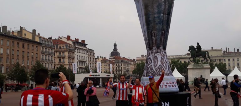 Baston, banderole raciste et sièges endommagés : quelques incidents pendant la finale de l’Europa League