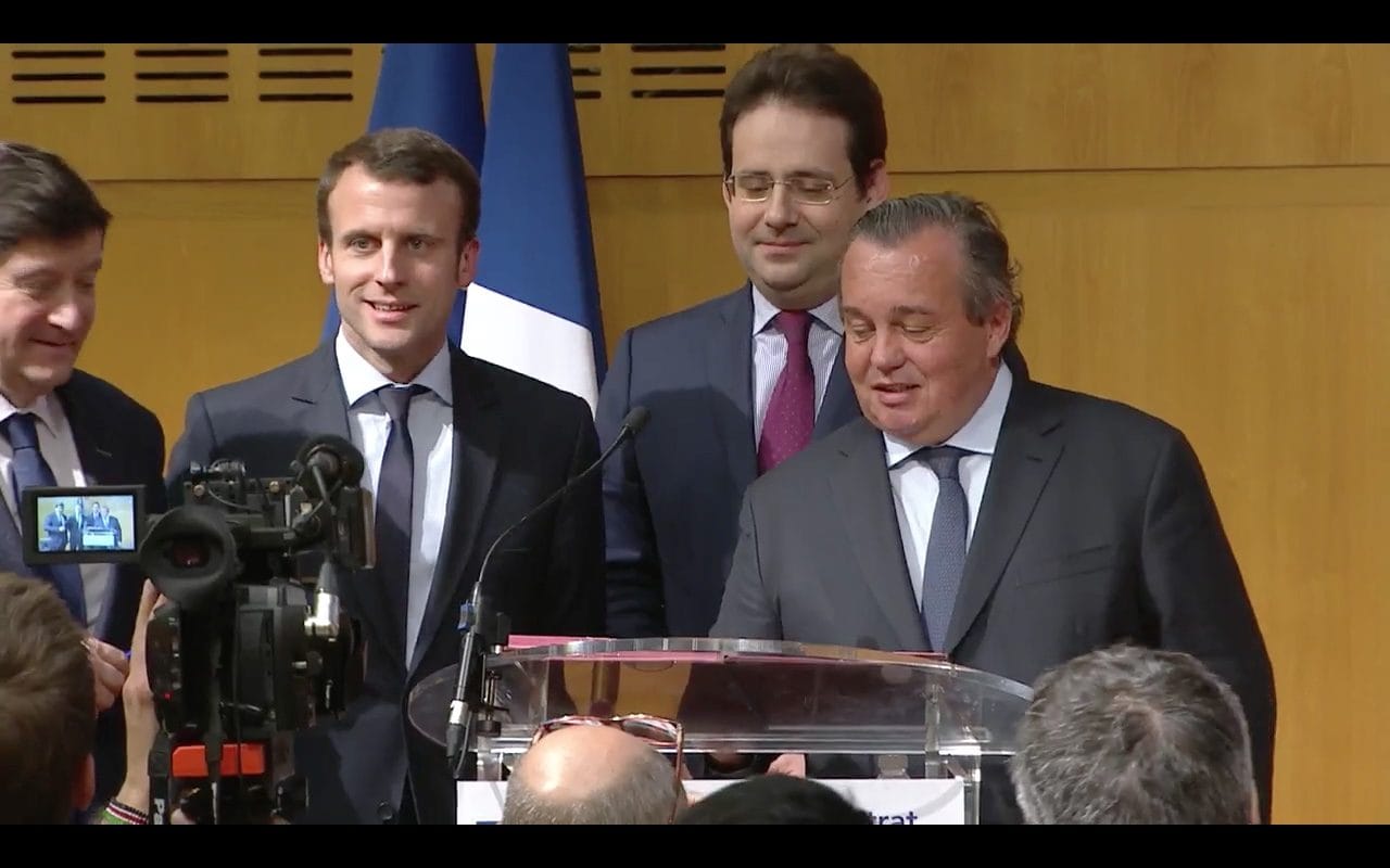 Emmanuel Macron et Olivier Ginon lors de la signature du contrat de filière sport en mars 2016. Capture video