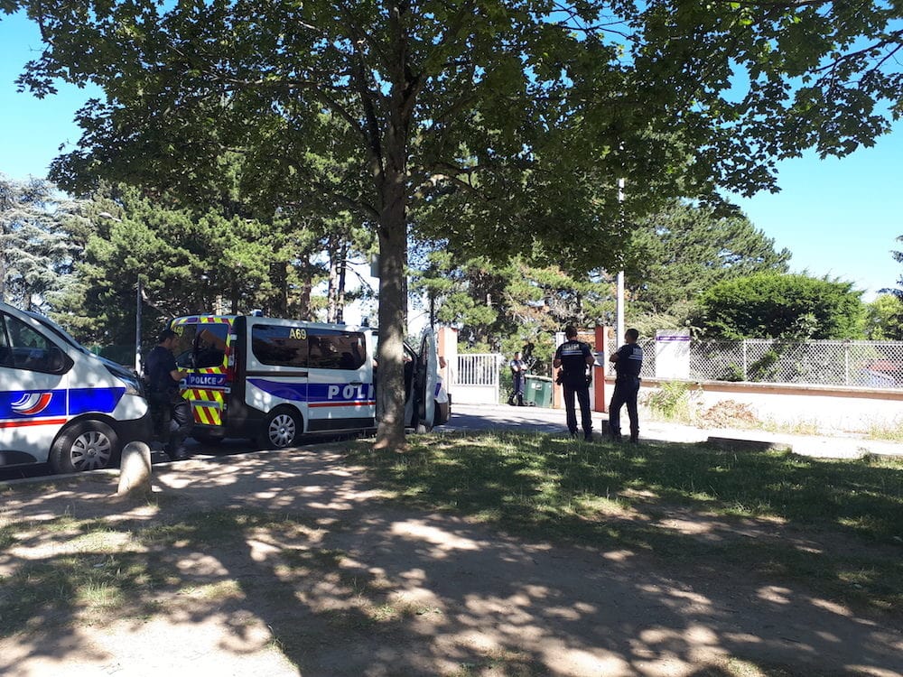 Evacuation du foyer de la Sarra ce mardi matin à Lyon. ©DR