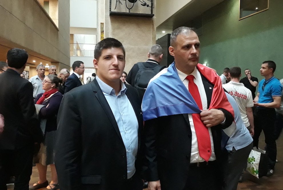 Alexandre Gabriac et Yvan Benedetti, drapeau de l'Oeuvre française sur les épaules, au palais de justice de Lyon pour leur procès. ©LB/Rue89Lyon
