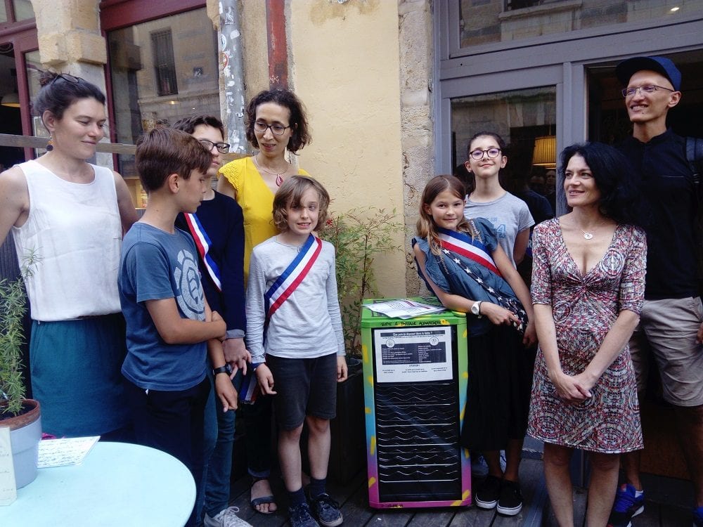 Inauguration de la boite à partage alimentaire, en présence de Nathalie Perrin-Gilbert (à droite sur la photo), maire du 1er arrondissement, des élus du conseil de quartier des jeunes, et de Fatima Berrached, adjointe à l'éducation de la mairie du 1er.