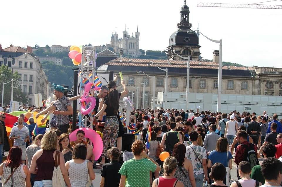 20e édition de la Marche des fiertés à Lyon, pont de la Guillotière. ©Hétéroclite