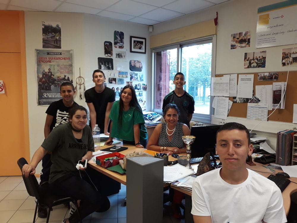 Une partie de l'équipe PoliCité. De gauche à droite : Hakim, Myriam, Ilyes, Mathilde, Hakim et, Abdallah. Au centre, Samia Bencherifa, la responsable "ados" du centre social Georges-Lévy. ©LB/Rue89Lyon