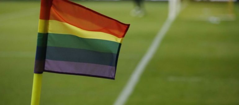 L’homosexualité dans le football : le même maillot mais pas les mêmes droits