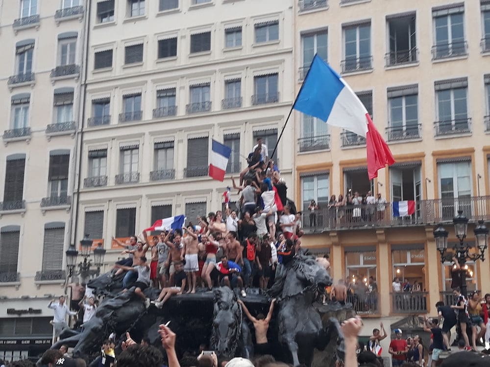 Plusieurs dizaines de jeunes sur la fontaine Bartholdi de la place des Terreaux à Lyon. ©LB/Rue89Lyon