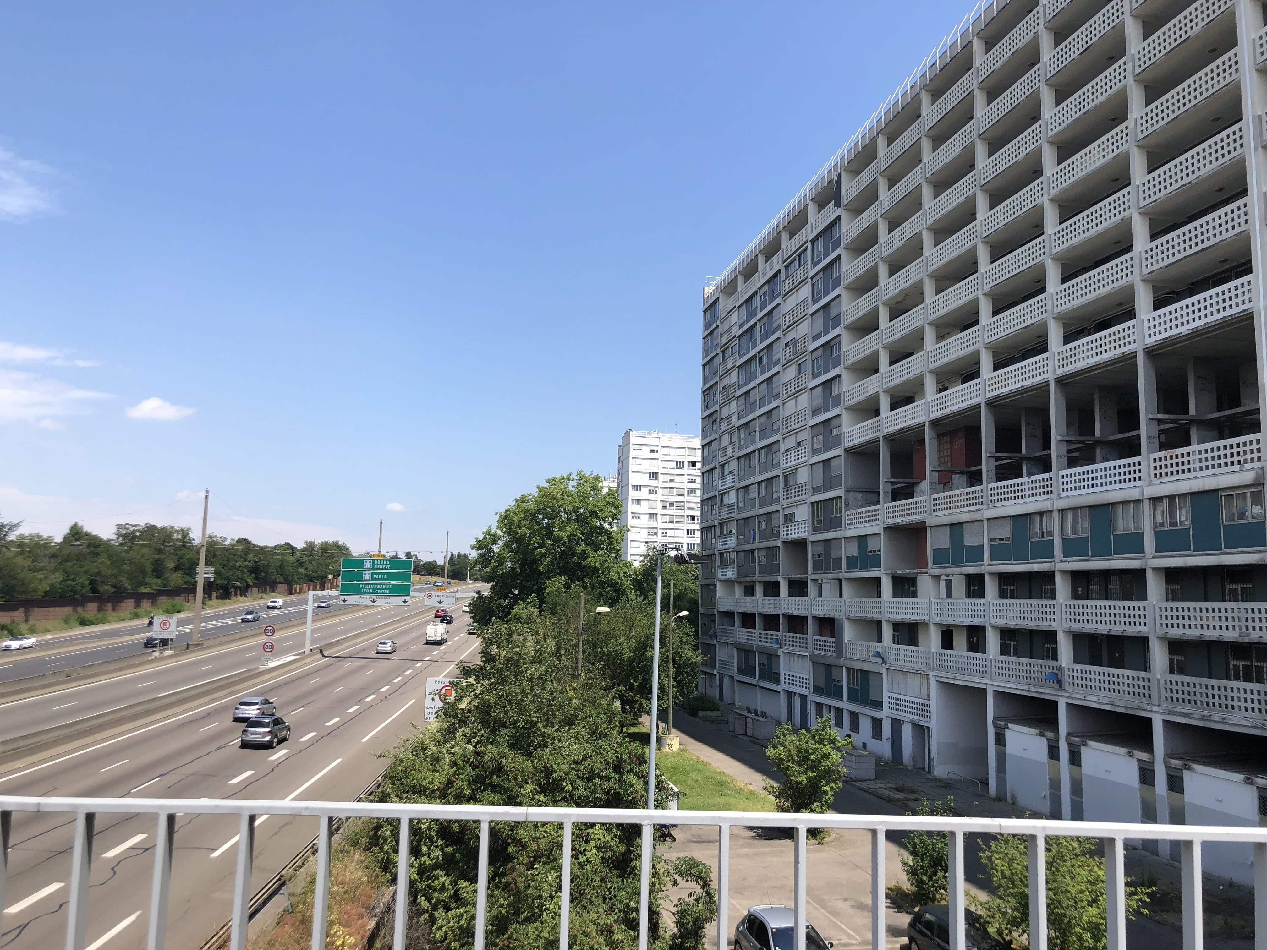 La barre HLM de l'UC1 le long du périphérique lyonnais à Bron. ©CS/Rue89Lyon