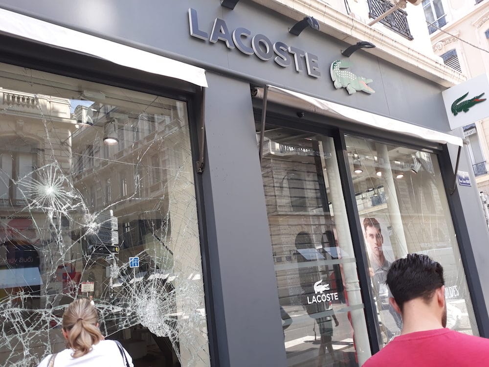 Le magasin Lacoste rue Edouard Herriot (2e arr.) a été le seul magasin massivement pillé à Lyon. ©LB/Rue89Lyon