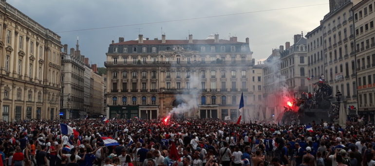 La France championne du monde de foot : scènes de liesse et d’émeute à Lyon