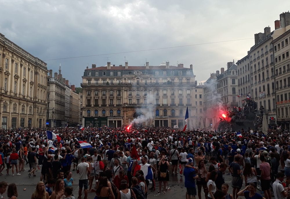 La place des Terreaux remplie vers 21h. ©LB/Rue89Lyon