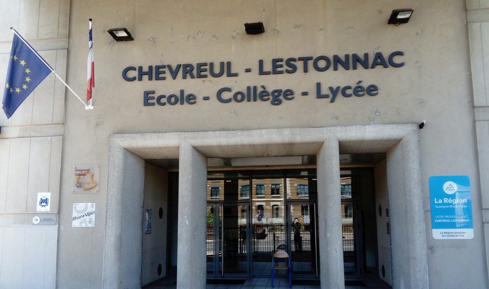 Photographie de la façade du groupe scolaire Chevreul-Lestonnac.