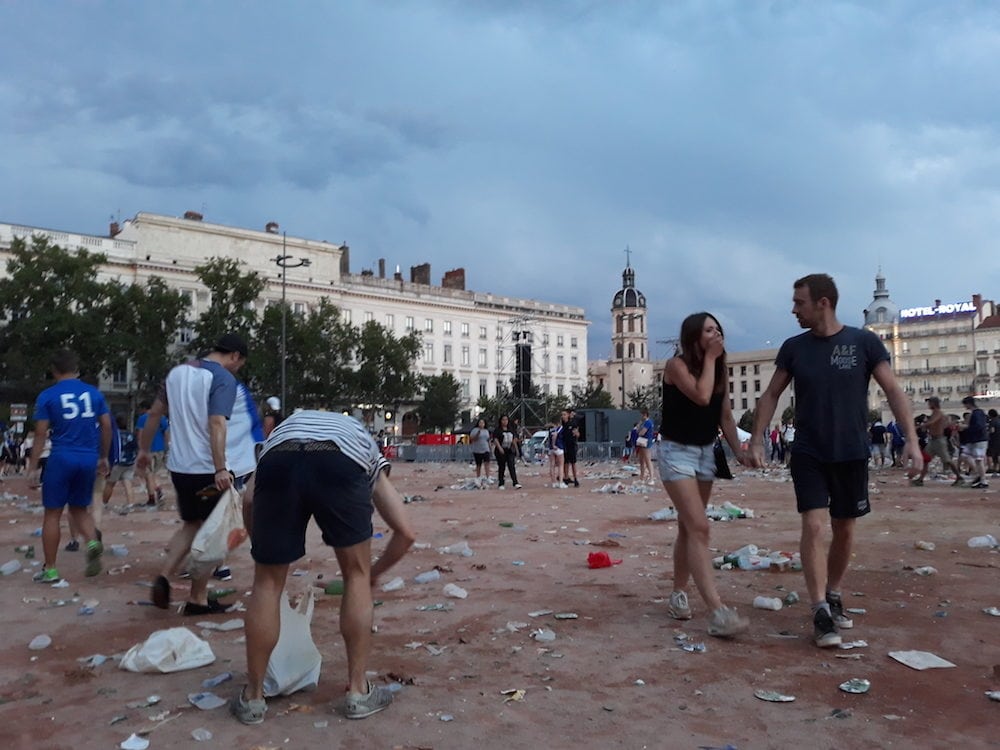 Ramassage des canettes place Bellecour. ©LB/Rue89Lyon