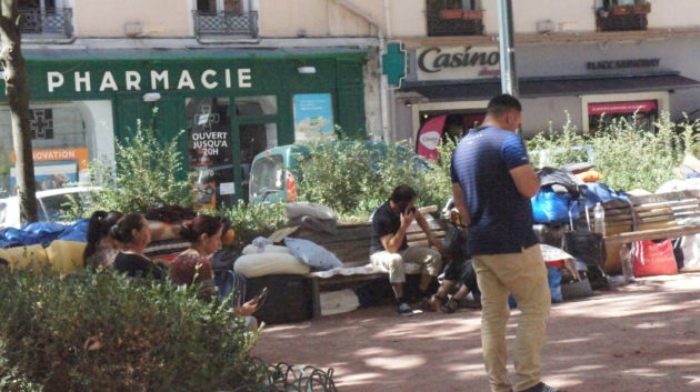 Famille roumaines et moldaves sans domicile fixe/Place Sathonay-©KD/Rue89Lyon