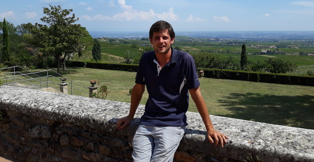 Quentin Perroud qui a succédé à son père à la tête du domaine Château de Basty ©LB/Rue89Lyon