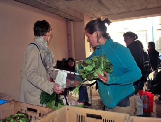 Les adhérents de Bissamap récupèrent pour la première fois un panier de légumes. Photo prise 2013 Credit : JEM/Rue89Lyon