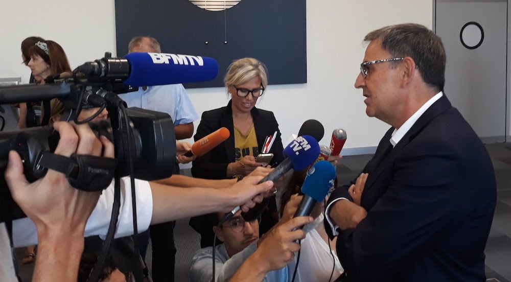 Le président de la Métropole de Lyon, David Kimelfeld, répondant aux question des journalistes lors d'un point presse improvisé à la suite de l'annonce du retour de Gérard Collomb à Lyon. ©LB/Rue89Lyon