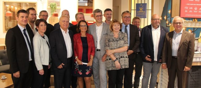 Face à Gérard Collomb, « petits maires » de l’ouest lyonnais et élus du centre-droit s’unissent