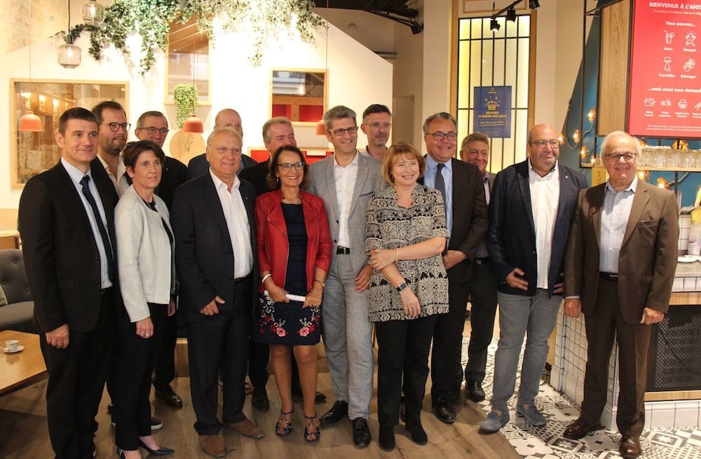 Marc Grivel, Christophe Geourjon et une partie des 65 élus de l'association "Construisons la Métropole pour demain" réunis ce mardi 25 septembre. ©AG/Rue89Lyon