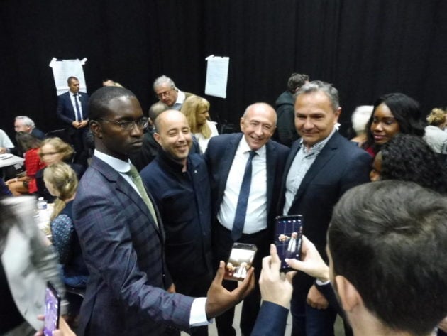 Avec des militants LREM acquis, Gérard Collomb a posé pour quelques selfies. Crédit Alexis Demoment / Rue89Lyon.