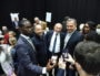 Avec des militants LREM acquis, Gérard Collomb a posé pour quelques selfies. © AD / Rue89Lyon.