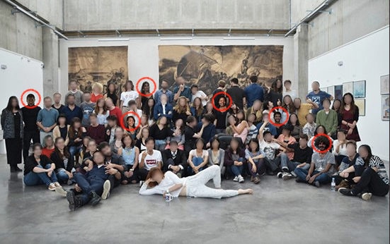 Le « blackwashing » de la photo de promotion, avec les personnes colorisées et ajoutées entourées en rouge (par Rue89Lyon).