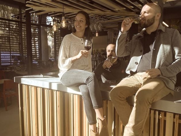 Un verre au comptoir, l'air de rien. Avec Vanessa et Yann, de El Bar des Halles. ©Rue89Lyon