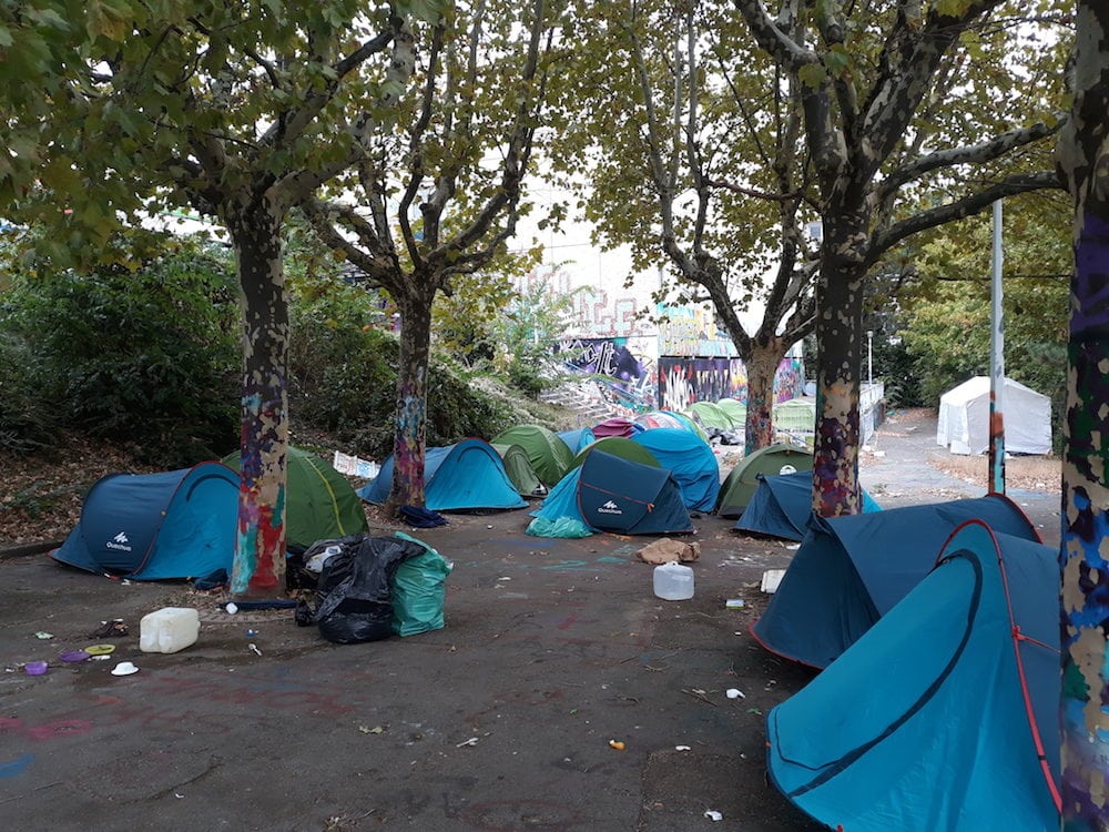 Les jeunes migrants ont passé une première nuit sous la tente dans la cour du collège Maurice Scève. ©LB/Rue89Lyon