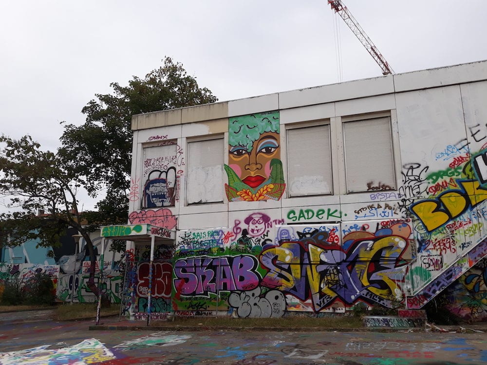A la Croix-Rousse, une des façades de l'ancien collège Maurice Scève, devenu squat, entièrement couvertes de graffs à la suite d'un événement de street-art organisé il y a un an par le Petit Bulletin. ©LB/Rue89Lyon