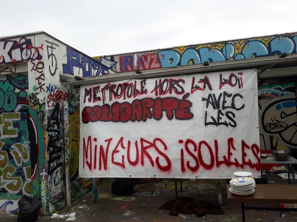 Une banderole devant le collège squatté Maurice Scève à la Croix-Rousse ©LB/Rue89Lyon