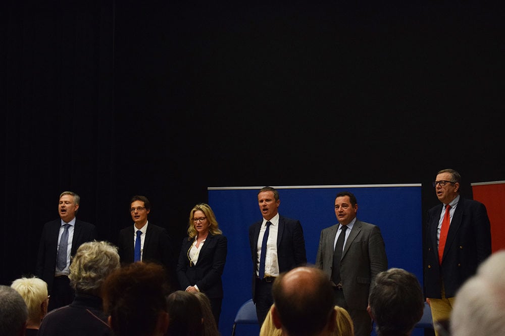 Au centre, Nicolas Dupont-Aignan et Jean-Frédéric Poisson, les deux initiateurs des "amoureux de la France". © Aurélien Defer