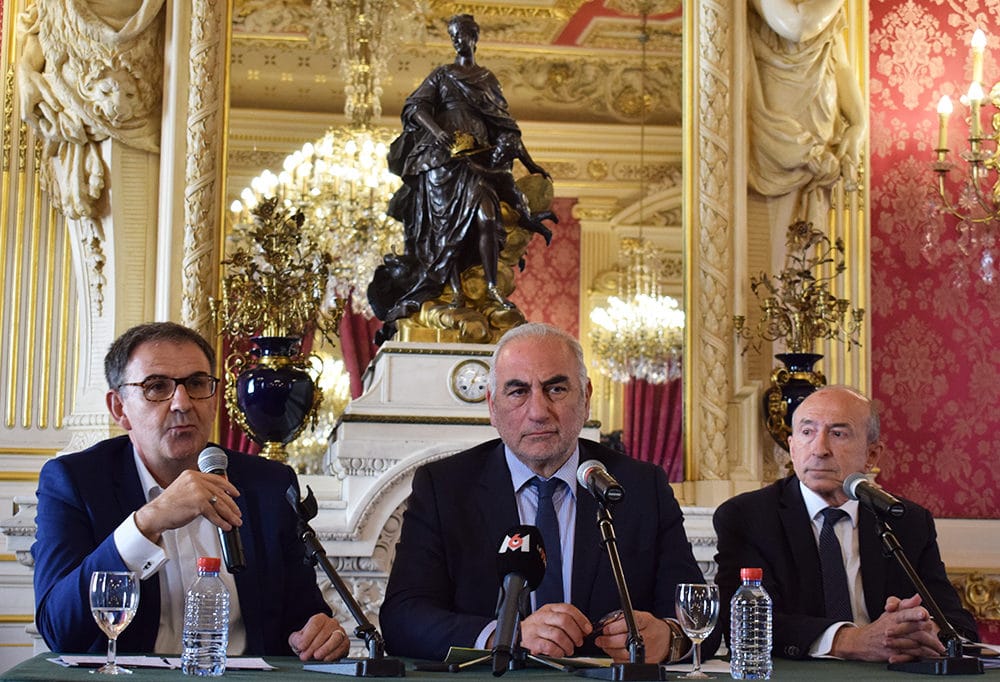 De gauche à droite, David Kimelfeld, président de la Métropole de Lyon, Georges Képénékian, futur ex-maire de Lyon, et Gérard Collomb, son prédécesseur et successeur. © Aurélien Defer/Rue89Lyon