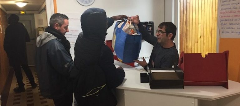 Conversations à la Bagagerie sociale de Lyon, où les sans-abri entreposent leurs affaires