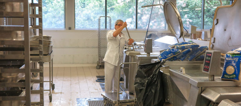 Grenoble : entre Eric Piolle et les agents municipaux de la cuisine centrale, ça chauffe