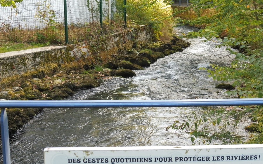 Au bord des canaux qui traversent Divonne, des panneaux invitent à « protéger les rivières ». Crédit AD / Rue89Lyon.