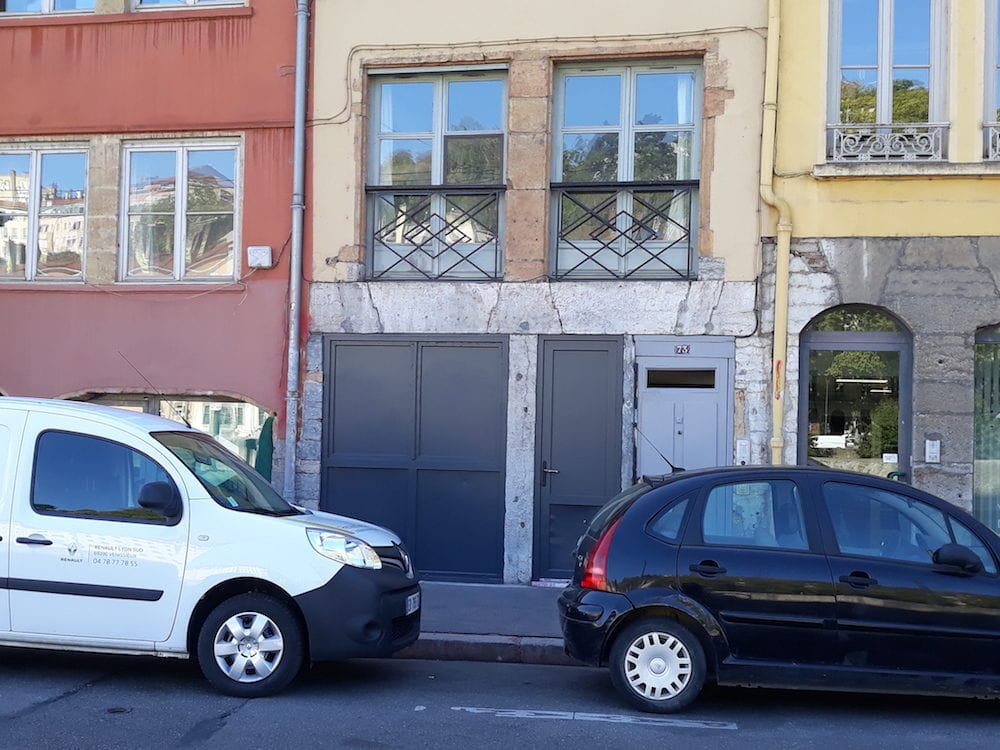 La porte d'entrée du local du Bastion social 73, quai Pierre Scize (Lyon 5e) photo du 26 septembre 2018. ©LB/Rue89Lyon