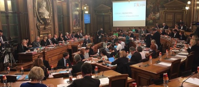 Au conseil municipal de Lyon, Gérard Collomb rate le consensus et sa prise de pouvoir autour de l’écologie