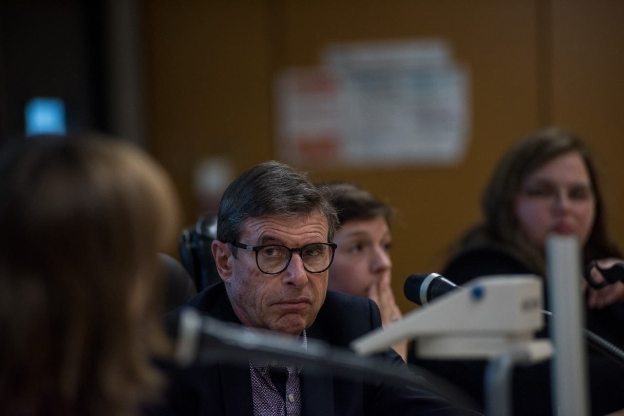 Une partie des intervenants du débat "PMA-GPA : question éthique, réponse politique?". De gauche à droite, la modératrice Pascale Tournier (de dos), Jean François Guérin, Marianne Durano et Sarah Levine. © Bertrand Gaudillère / Item