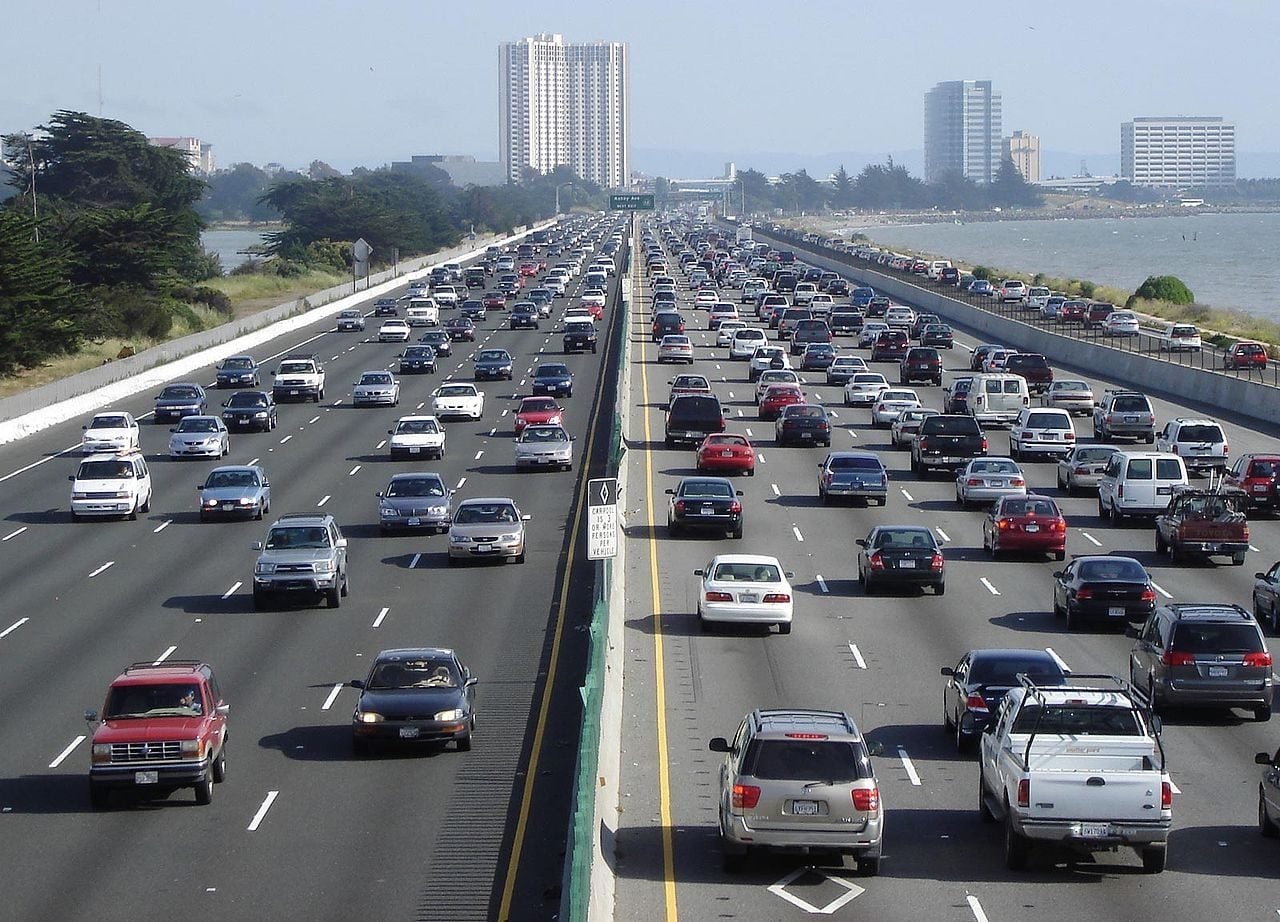 L' interstate 80 à Berkeley en Californie : une autoroute 2x5 voies. Photo Wikipedia