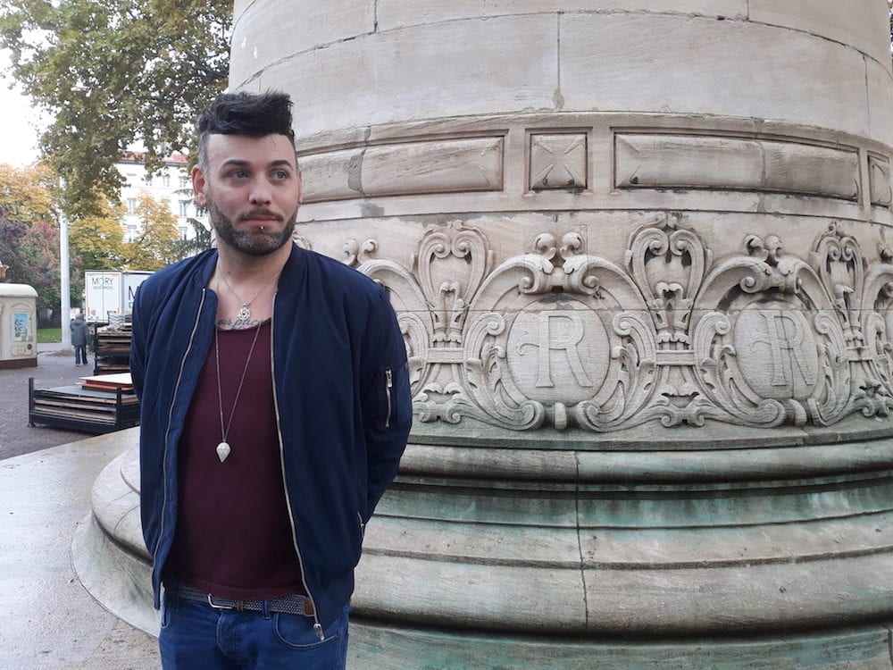 Jimmy Riot le 9 novembre 2018 place Carnot (Lyon 2e). Il veut faire reconnaître le caractère homophobe de l'agression qu'il a subie en septembre ©LB/Rue89Lyon